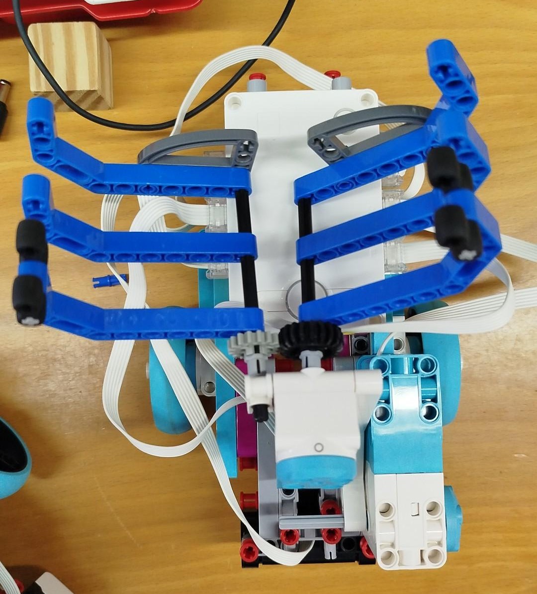 Prototipo con brazos articulados Spike Prime