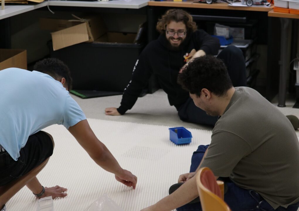 equipo preparando el tapete/campo de juego